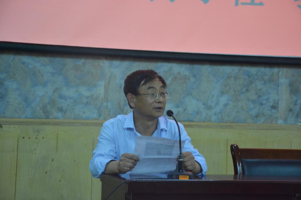 公司直属党支部书记孙小弟主持仪式
